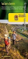Die kostenlose Broschüre Wandern enthält eine Übersichtskarte mit Tipps zum Altmühltal-Panoramaweg und weiteren Touren. Ein Wanderpärchen bei den 12 Aposteln mit dem Tal im Hintergrund soll den Gast zum Wandern einladen.