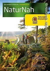 In der Broschüre dreht sich alles von Artenvielfalt auf Wacholderheiden und Steinbrüchen, Faszinierende Felsen und Höhlen, mit den Naturpark Rangern unterwegs bis hin zum nachhaltigen Wirtschaften. Als Titelbild ist ein Wanderpärchen auf der Arnsberger Leite zu sehen.