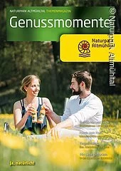 In der Broschüre dreht sich alles vom Köstlichen von Lamm und Ziege, Wochenmärkte und Hofläden, Bier, Edelbrände und Säfte bis hin zur bäuerlichen Backstube. Ein Pärchen auf einer Blumenwiese, das mit Apfelsaft anstößt, ist als Bild zu sehen.