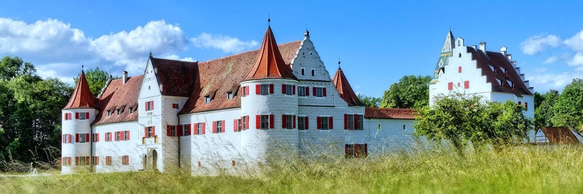 Das Jagdschloss Grünau liegt östlich von Neuburg an der Donau im größten zusammenhängenden Auwaldgebiet Mitteleuropas inmitten grüner Wiesen und Bäume.