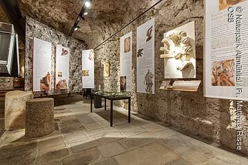 Ausstellungsraum des Besucherzentrum Felsenkeller Der Ausstellungsraum ist im Felsenkeller, der in den Naturfels ausgeschlagen wurde. Es hängen an den Wänden lauter Infotafeln.