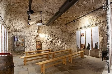 Der Ausstellungsraum befindet sich im Felsenkeller, der in den Naturfels geschlagen wurde. Es sind in der Mitte einige Holzbänke aufgereiht und an der rechten Wand ist vier Infotafeln aufgehängt.