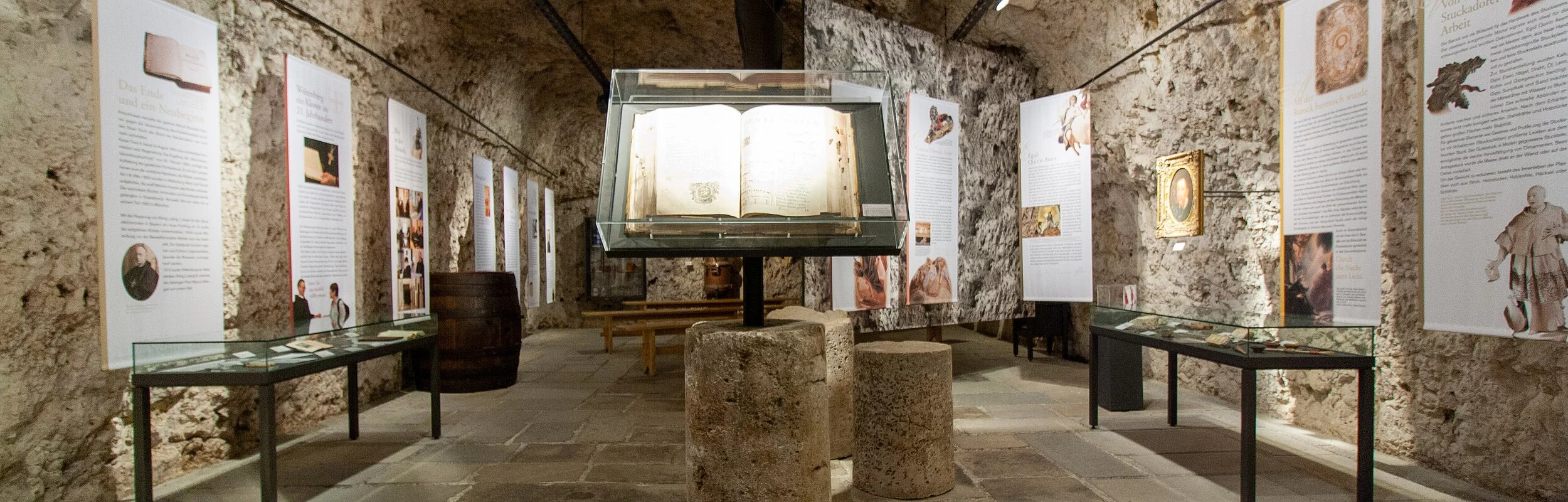 An den Wänden hängen ringsherum Infotafeln, davor sind einige Tischvitrinen platziert. Der Ausstellungsraum ist im Felsenkeller untergebracht, der in den Felsen ausgeschlagen wurde.