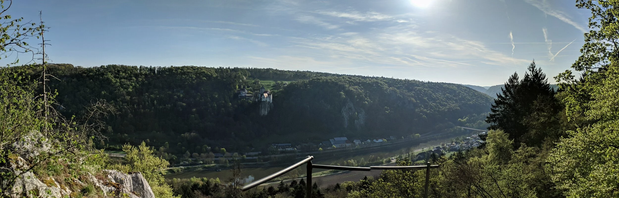 Der Blick von der Klamm lässt uns über den Main-Donau-Kanal und das Talschweifen. Auf der gegenüberliegenden Seite blinzt die Burg Prunn, aus den bewaldeten Hängen heraus.