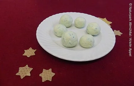 Ein Teller mit selbstgemachten Badekugeln, weihnachtlich dekoriert