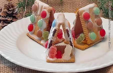 Keks-Krippe Drei Kekskrippen aus Butterkeksen auf einem Teller, Weihnachtlich dekoriert