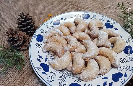 Vanillekipferl ein Teller mit Vanillekipferl, weihnachtlich dekoriert