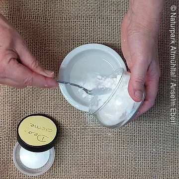 Deocreme - Schritt 2 Eine feste Deocreme wird zubereitet.