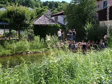 Schule im Biotoppgarten Schüler untersuchen die Wasserqualität im Biotopgarten