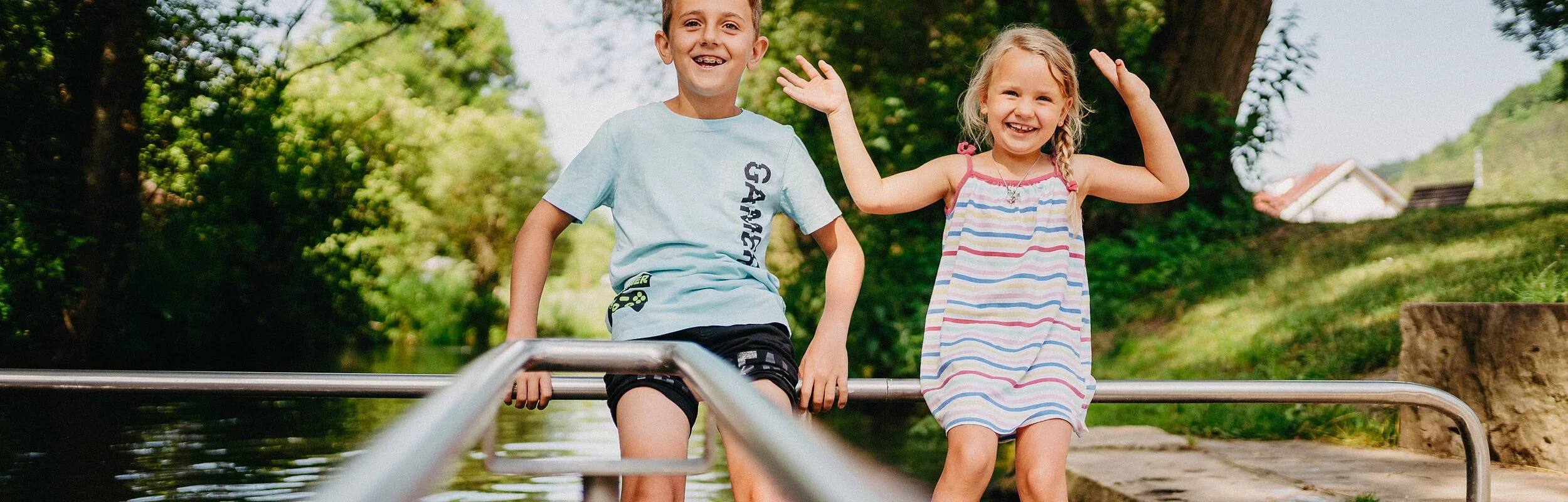2 Kinder haben Spaß beim Wassertreten