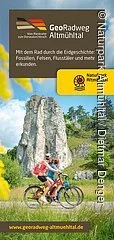 Zwei Radtouristen fahren mit Blick Richtung Burgsteinfelsen an diesen markanten Felsen vorbei