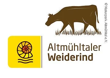Logo Altmühltaler Weiderind Braunes Weiderind grast auf weißem Hintergrund und Ammonit auf gelben Hintergrund