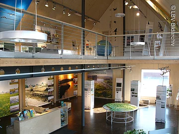 Ausstellung in der LBV-Umweltstation Altmühlsee Die Ausstellung "Lebensraum Altmühlsee - Faszination Vogelinsel" erstreckt sich über zwei Etagen.