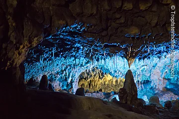 Tropfsteinhöhle Schulerloch Die Tropfsteinhöhle mit ihren Stalagniten blau ausbeleuchtet.