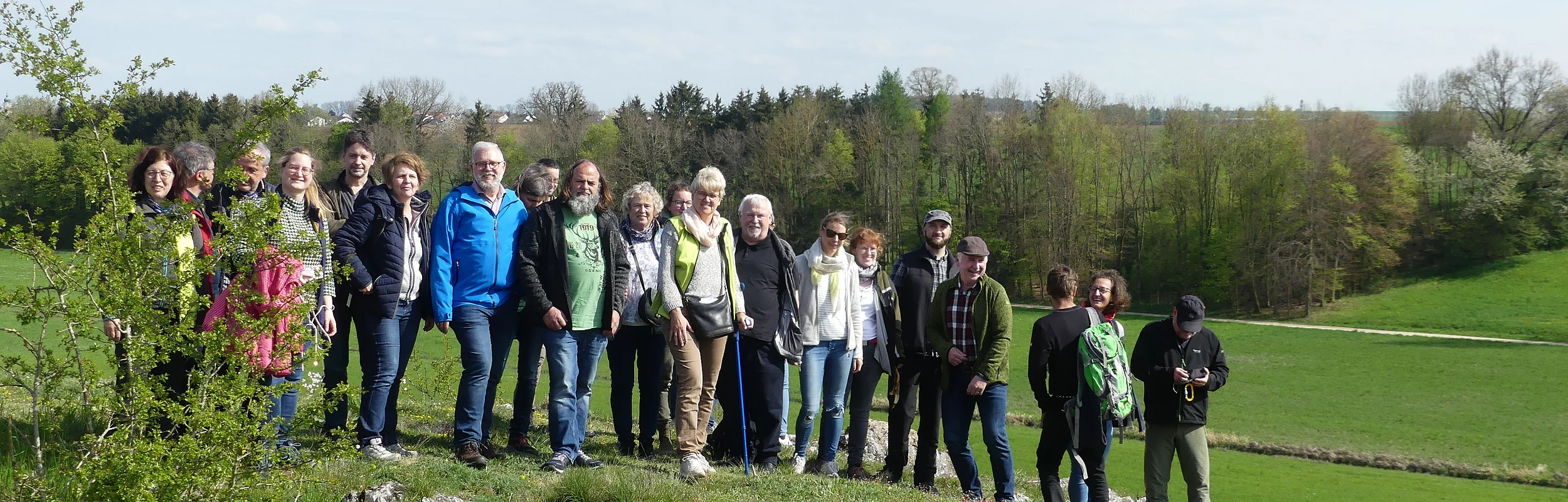 Auf einem Felsen über dem Schuttertal, dem sogenannten Speckberg steht ein Gruppe von Naturparkführern