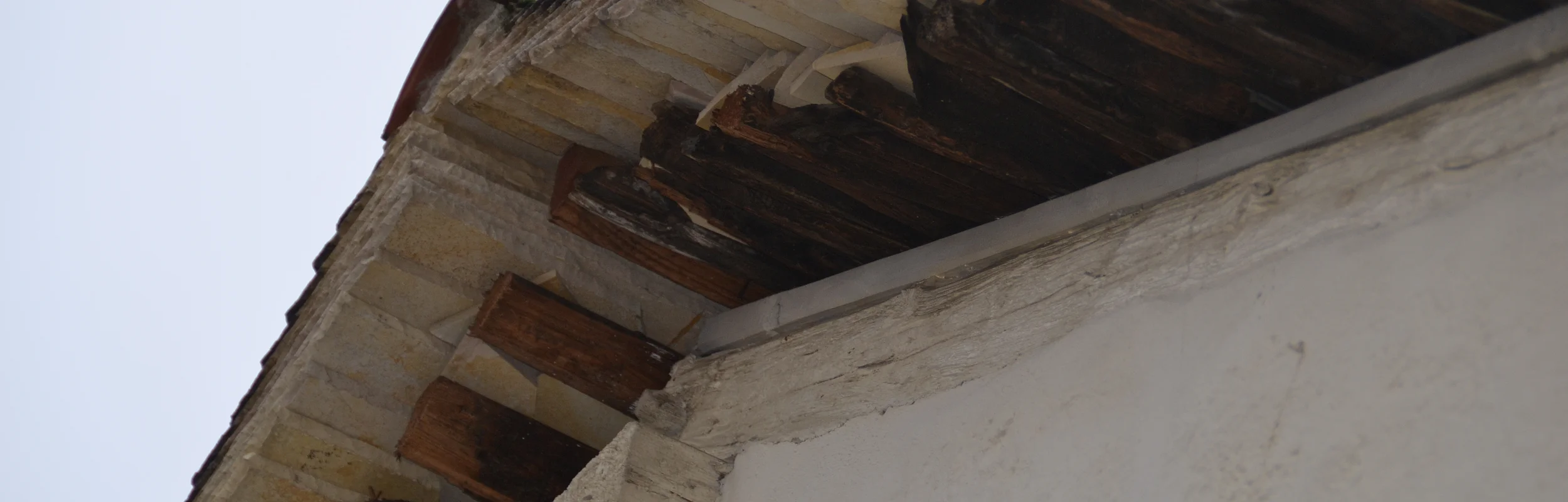 Ein Blick auf das Steinpaket eines Legschieferdaches