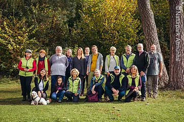 Naturparkführer Eine Gruppe von Naturparkführern unter einem Baum