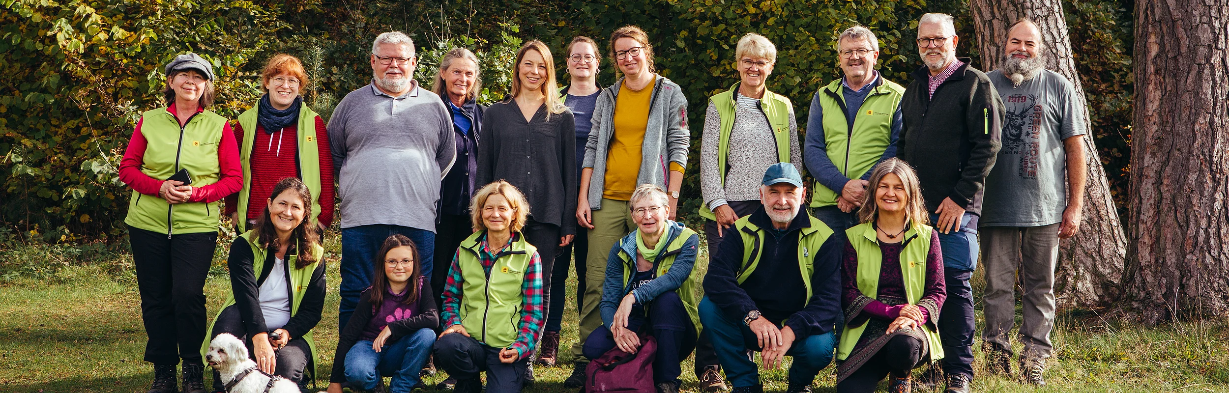 Eine Gruppe von Naturparkführern unter einem Baum