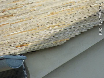 Dach mit Legschieferplatten Es sind die einzelnen Schichten des Legschiefers auf dem Dach zu erkennen.