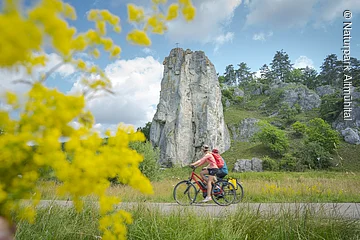 Radfahrer am Burgsteinfelsen Dollnstein, Radler auf dem ARW/ GRW