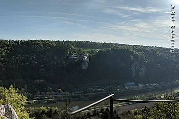 Der Blick von der Klamm lässt uns über den Main-Donau-Kanal und das Talschweifen. Auf der gegenüberliegenden Seite blinzt die Burg Prunn, aus den bewaldeten Hängen heraus.