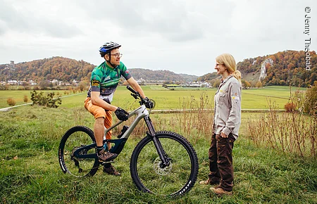 Mountainbiker - Ranger Rangerin im Gespräch mit Mountainbiker