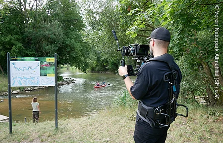 Dreharbeiten am Bootsrastplatz Mann mit Kamera filmt Bootsrastplatz