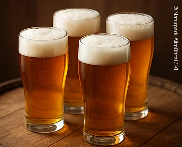 Biergläser auf Fass $ Biergläser stehen auf einem Holzfass