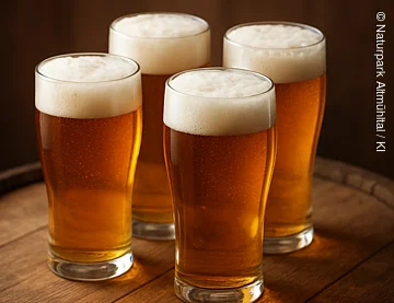 Biergläser auf Fass $ Biergläser stehen auf einem Holzfass