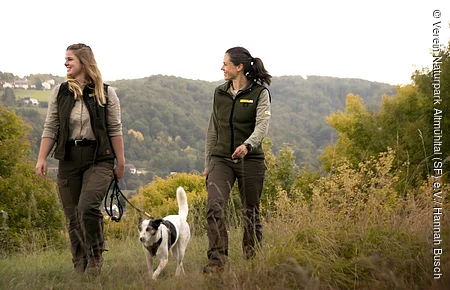 Weibliche Personen mit Hund