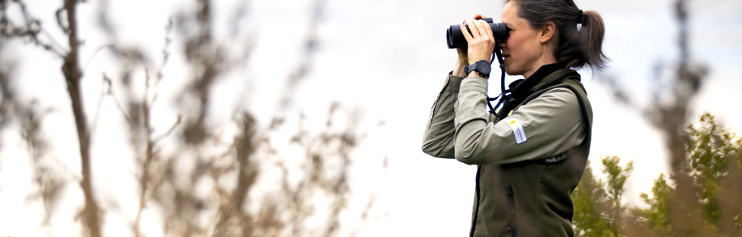 weibliche Person mit Fernglas