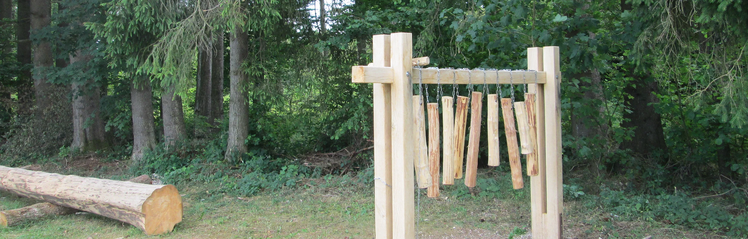 Waldxylophon - Attraktionspunkt am Walderlebnispfad Geländer bei Schernfeld