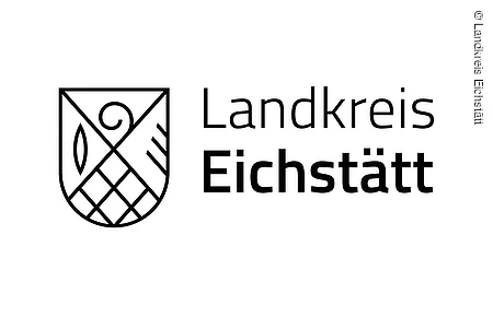 Wappen mit stilisierten Linien und Mustern neben dem Schriftzug Landkreis Eichstätt in Schwarz auf Weiß