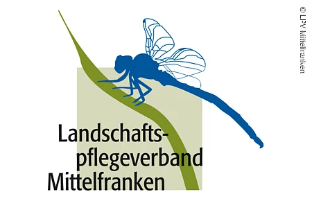 Logo mit blauer Libelle auf grünem Blatt und Schrift „Landschaftspflegeverband Mittelfranken“