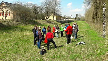 Gruppe Naturparkführer Naturparkführer bei Gemeinschaftswanderung in Bielngries Schleusenwärterhaus
