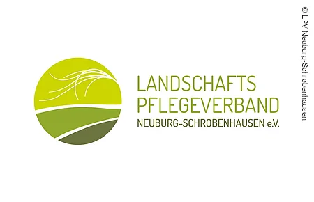 Logo mit stilisierter Landschaft in Grüntönen und Text „Landschaftspflegeverband Neuburg-Schrobenhausen e.V.“