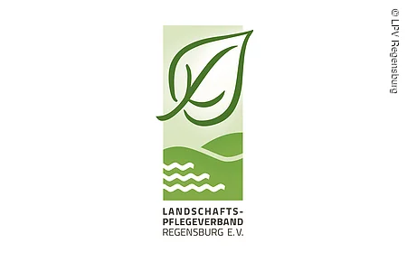 Logo mit grünem stilisiertem Blatt, Wellenlinien und Text „Landschaftspflegeverband Regensburg e.V.“ darunter.