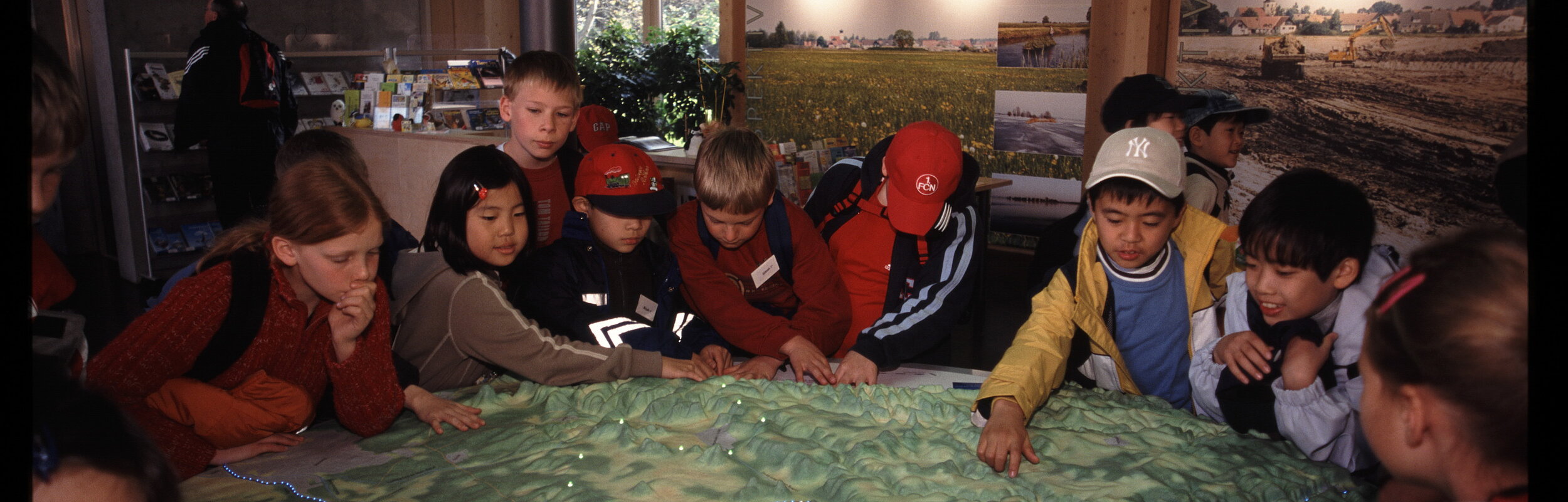 Kinder lassen sich an einem Modell des Fränkischen Seenland den Lebensraum Altmühlsee erklären