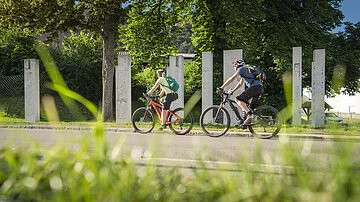 Kunstwerk "No limit" am Altmühltal- und Limesradweg Kipfenberg Steinstelen in Kipfenberg