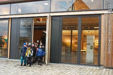 Kinder kommen aus dem Ausstellungsgebäude maschiert.