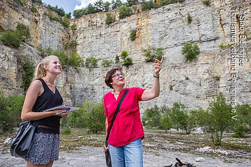 Autorin Viola Neue ist mit Gästeführerin Maria Kaufmann im Geotop am Arzberg unterwegs, einem der 100 schönsten Geotope in Bayern.
