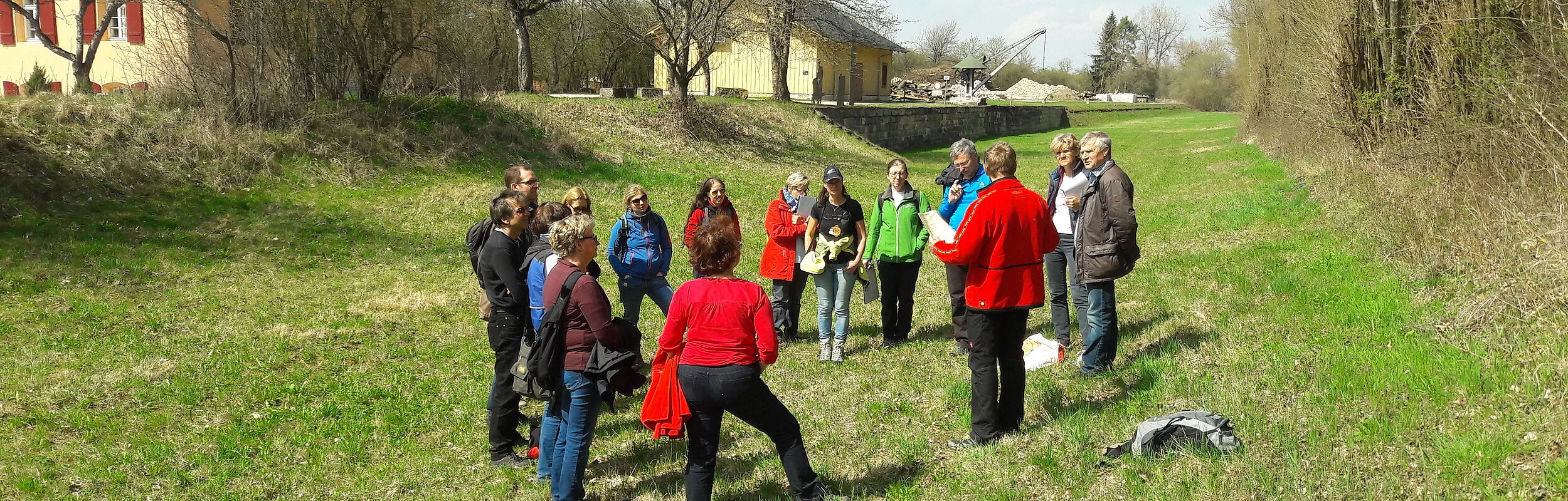 Naturparkführer bei Gemeinschaftswanderung in Bielngries Schleusenwärterhaus