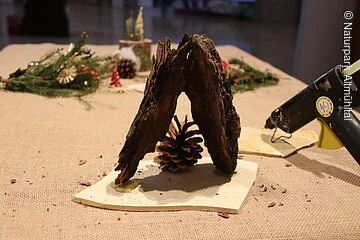 Krippe aus Naturmaterialien - Stall bauen