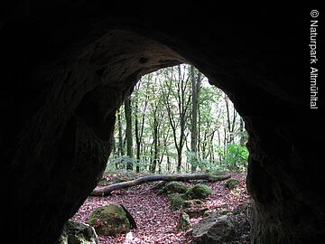 Höhle bei Aicha Höhle bei Aicha im Wellheimer Trockental, auch Urdonautal genannt. Blick aus dem Höhleninneren