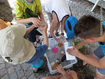 Wasserexperimente Kinder experimentieren mit Wasser