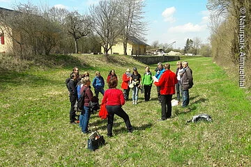 Naturparkführer bei Gemeinschaftswanderung in Bielngries Schleusenwärterhaus